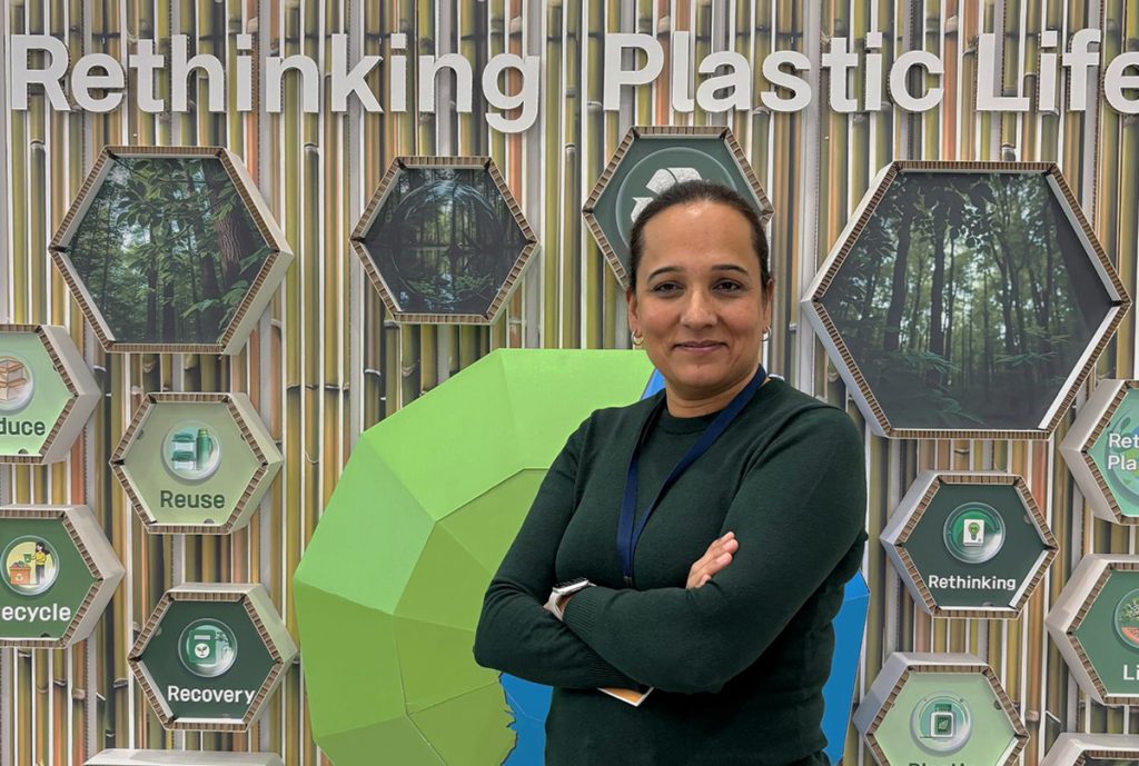 La Dre Sharon Dodd à l’exposition Rethinking Plastic Life lors de CIN-5
