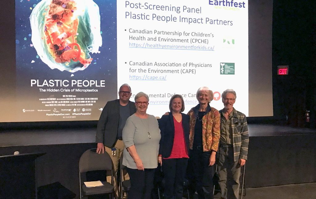 Dr Donald Cole et d’autres panélistes posent devant l’écran après la projection de Plastic People