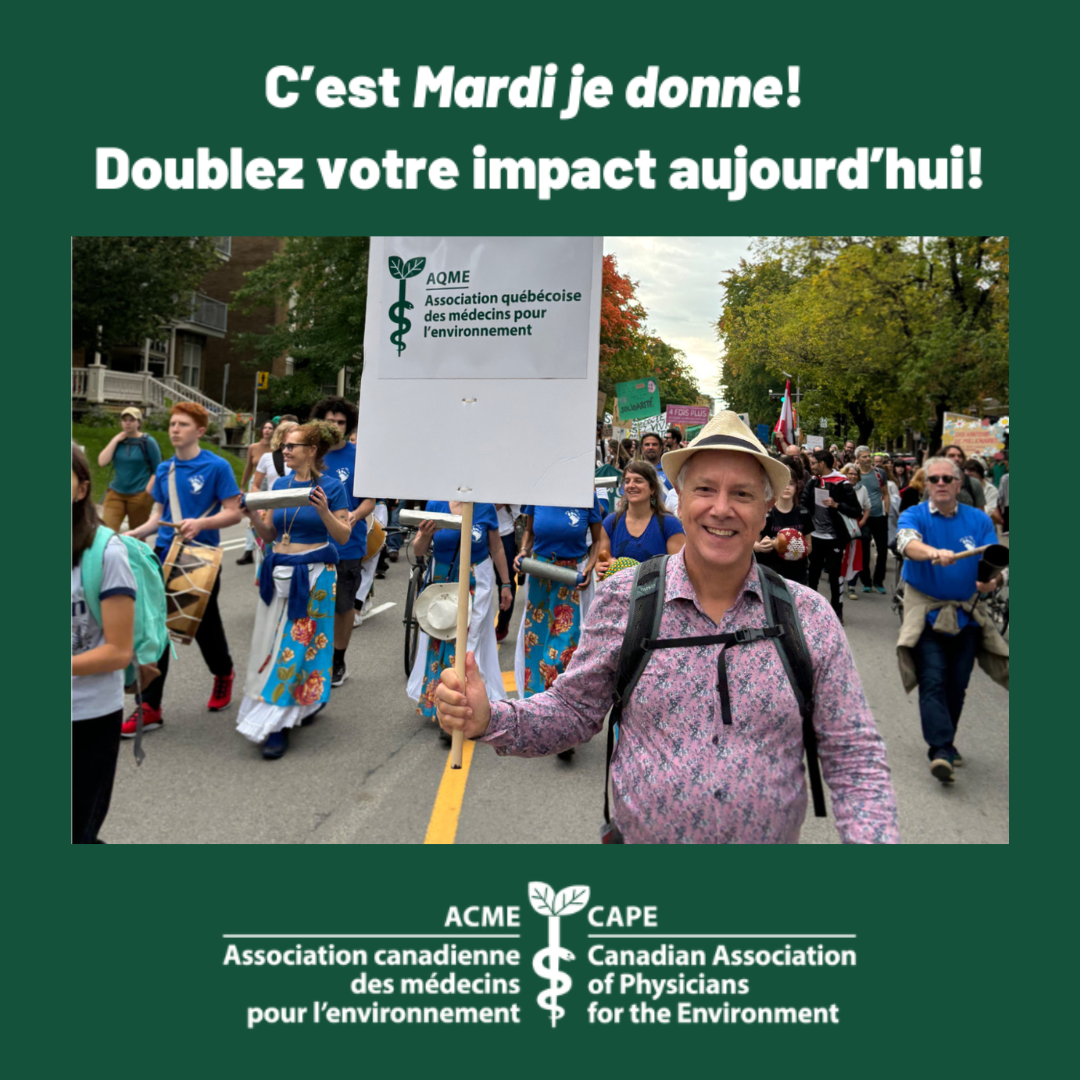 Un membre d'AQME brandit une pancarte AQME lors d'une marche pour le climat. Texte : C'est Mardi je donne! Doublez votre impact aujourd'hiu!